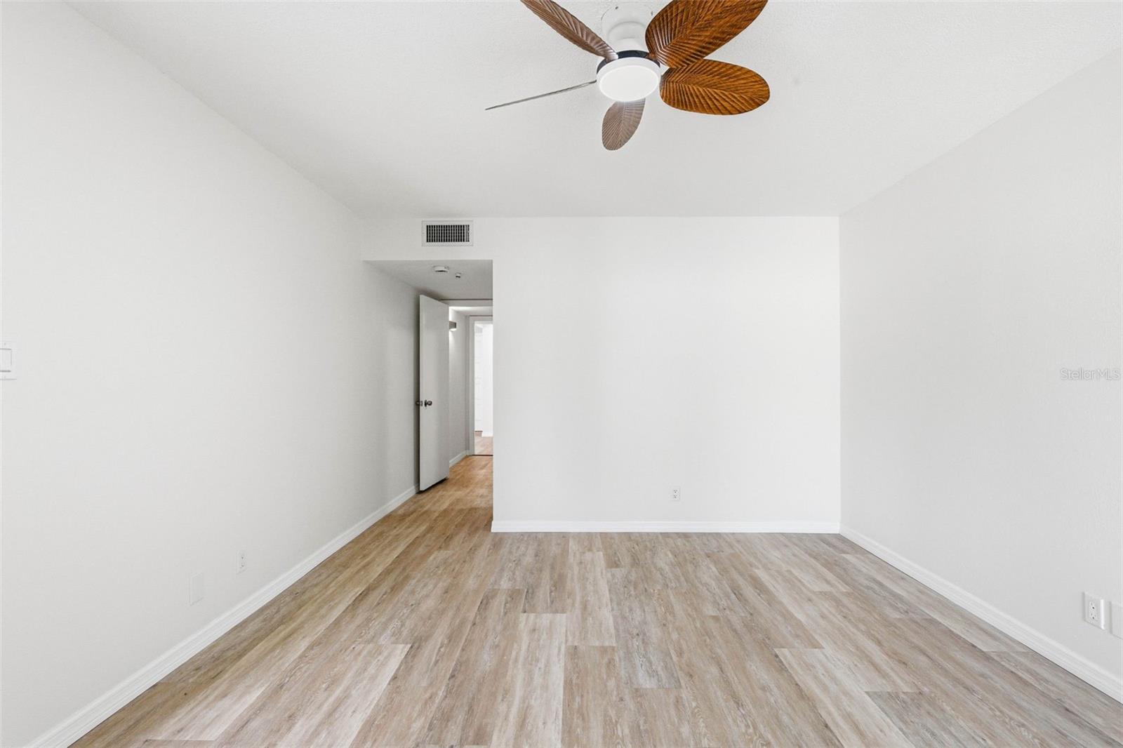 Image 25 of 45 For 2054 Sunset Point Road 35