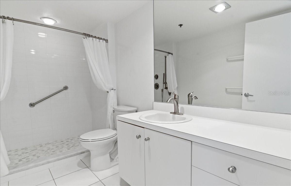 Image 31 of 49 For 1065 Gulf Of Mexico Drive 305