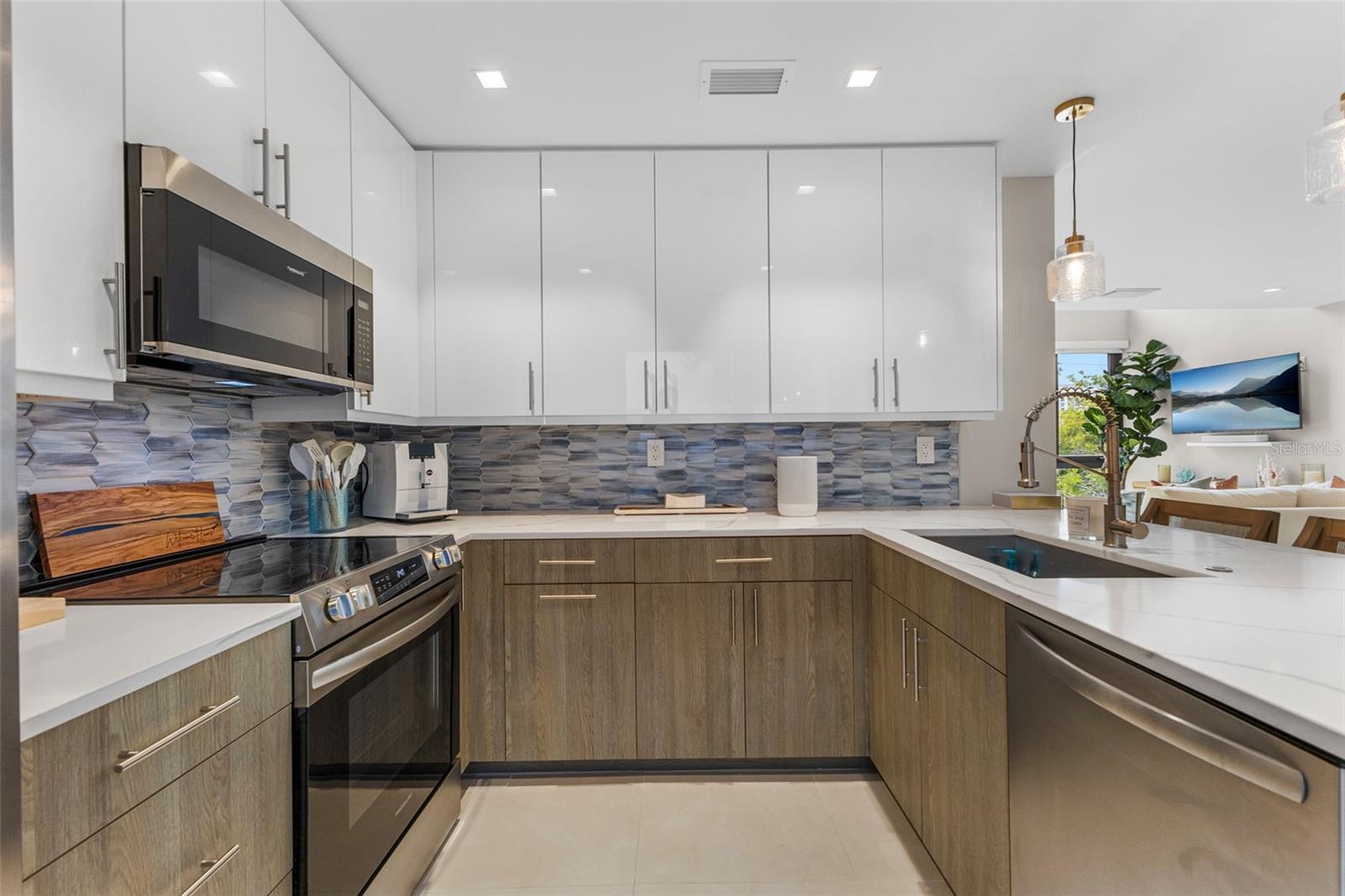 Image 15 of 36 For 1558 4th St  212