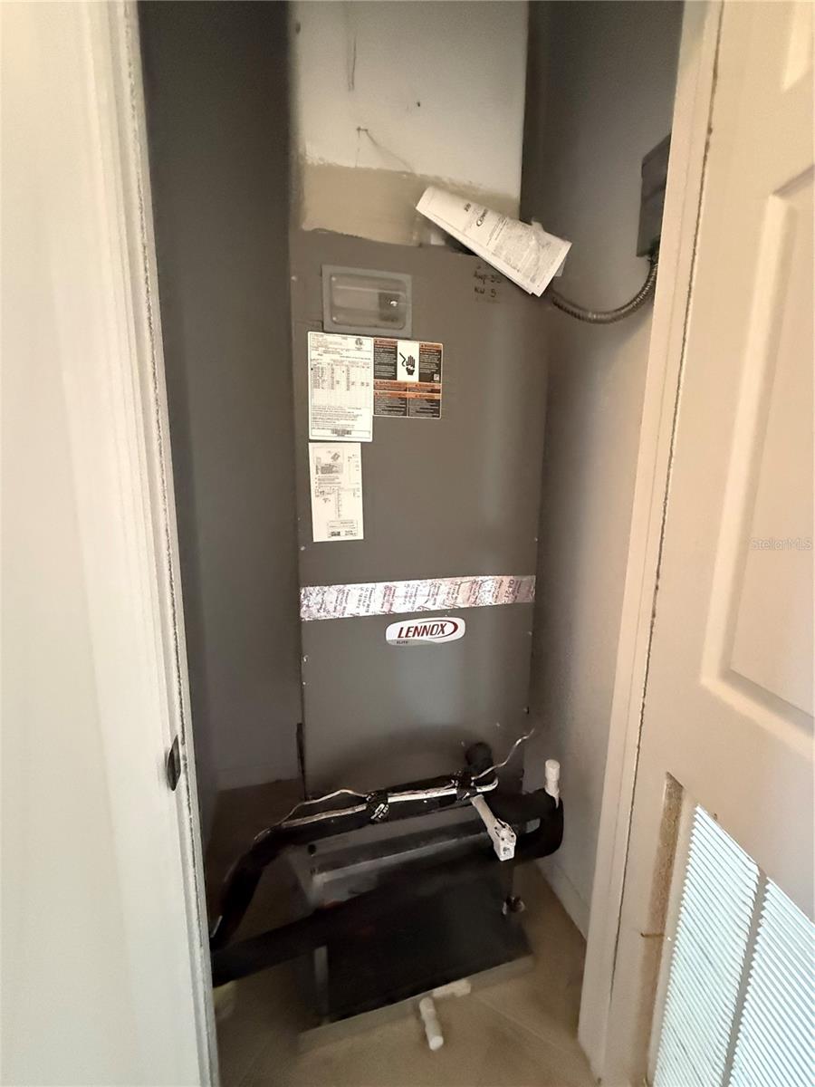 Image 7 of 31 For 20460 Lagente Circle