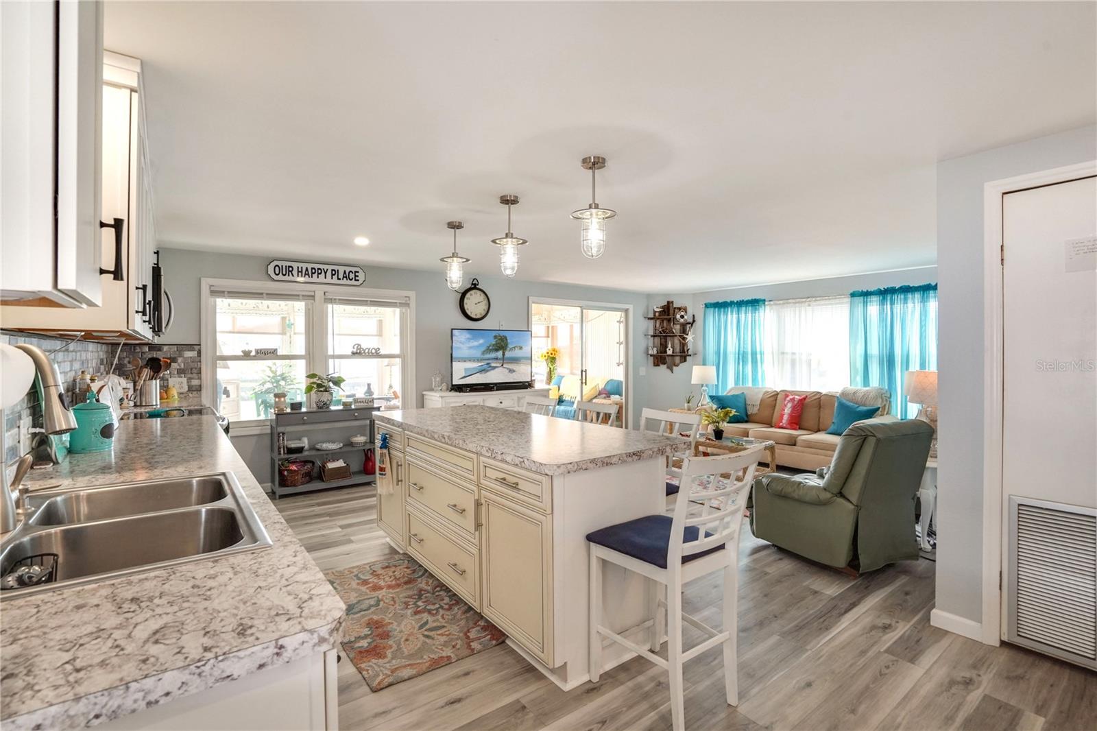 Listing photo id 8 for 641 Fairmount Drive