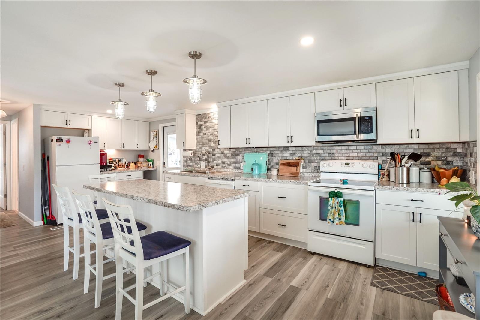 Listing photo id 11 for 641 Fairmount Drive