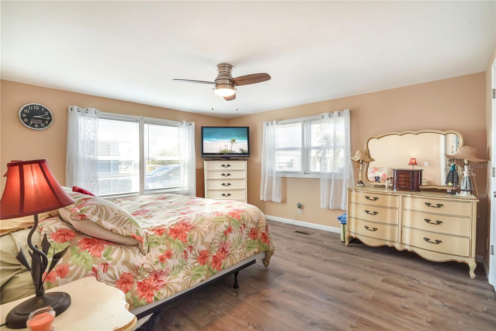 Listing photo id 20 for 641 Fairmount Drive