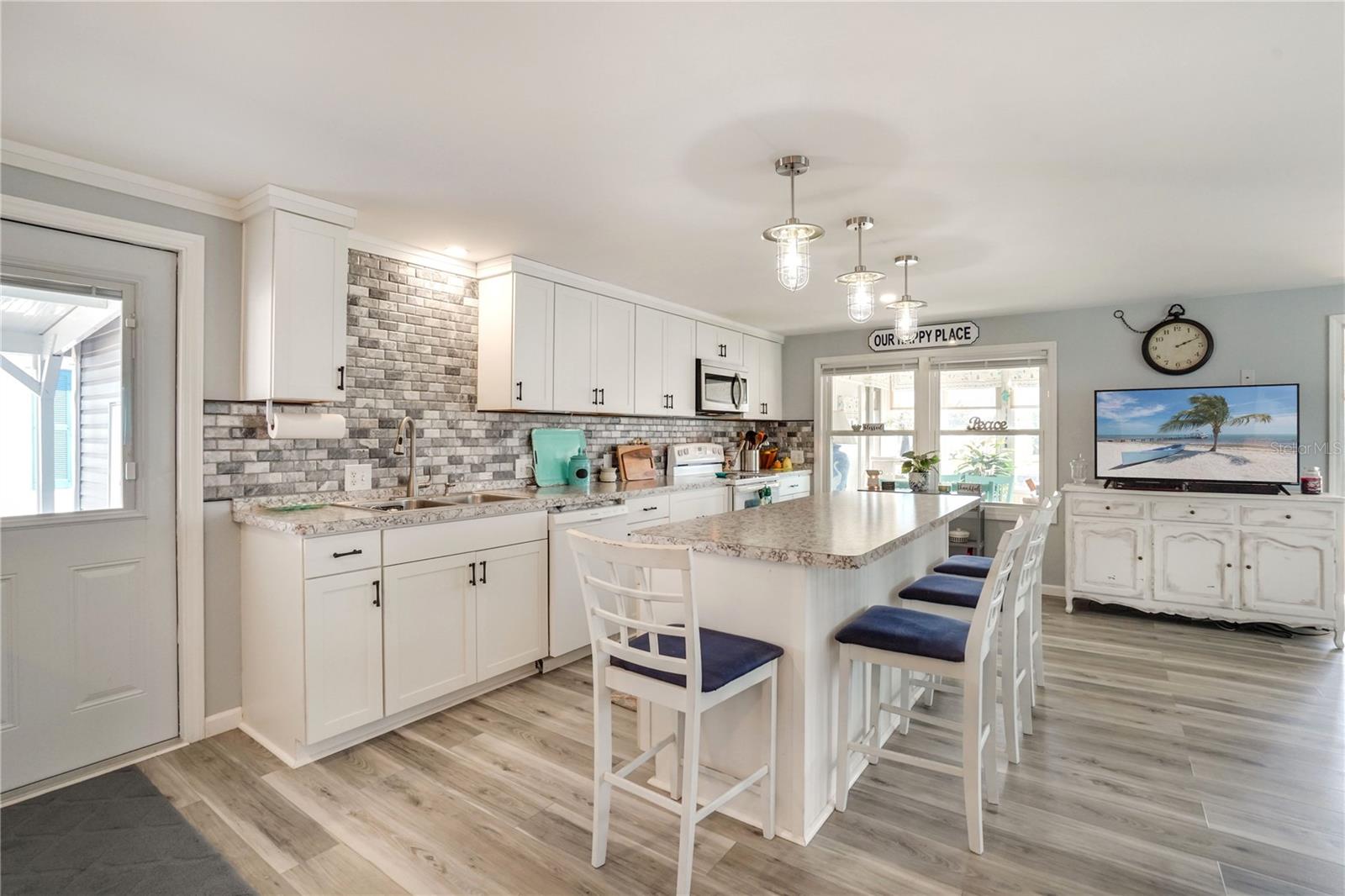 Listing photo id 6 for 641 Fairmount Drive