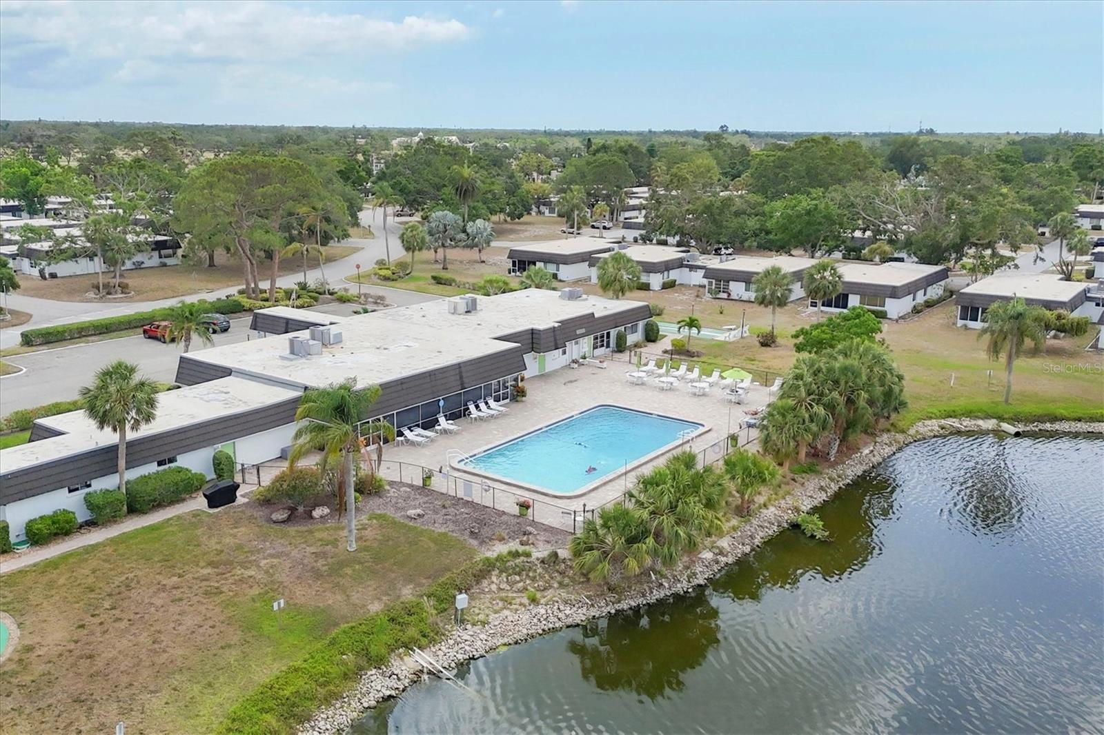 Listing photo id 18 for 1110 Breezemont Drive 1