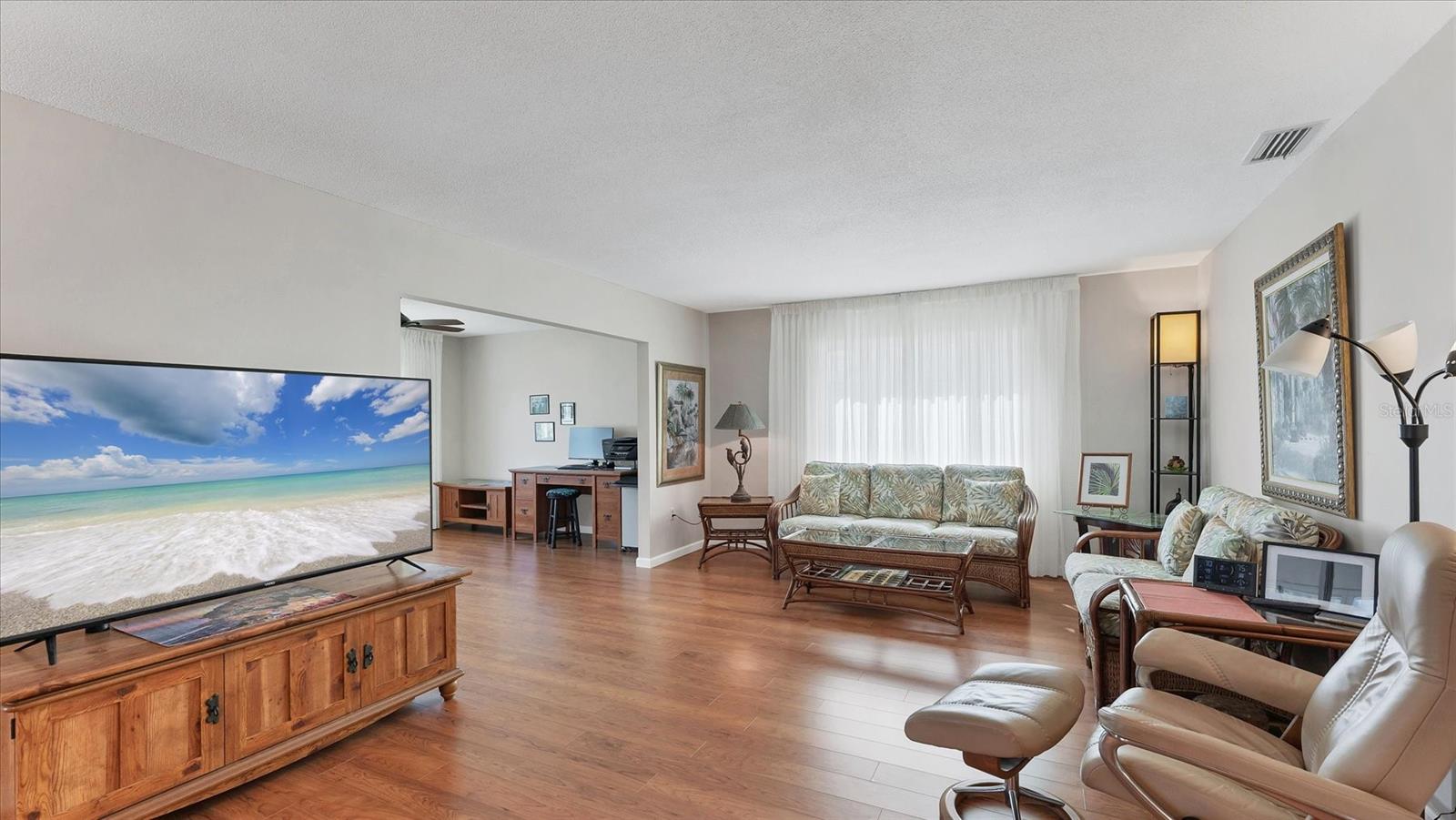 Listing photo id 2 for 1110 Breezemont Drive 1