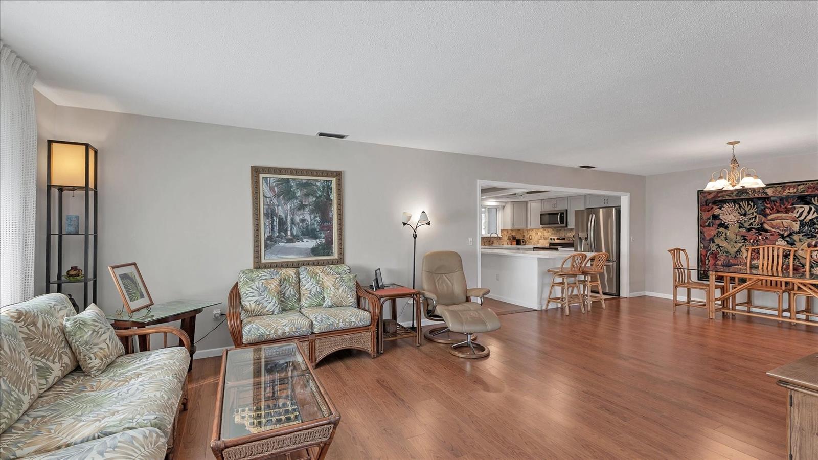 Listing photo id 3 for 1110 Breezemont Drive 1