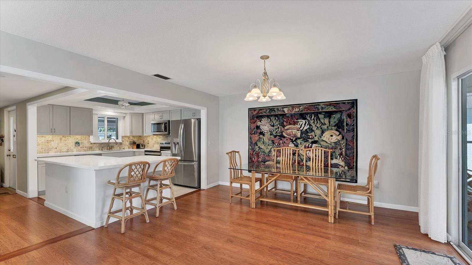 Listing photo id 4 for 1110 Breezemont Drive 1