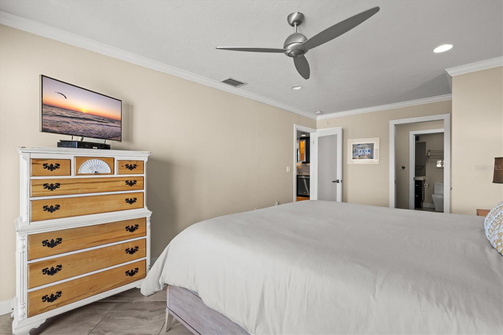 Image 17 of 58 For 1624 Stickney Point Road 24-407