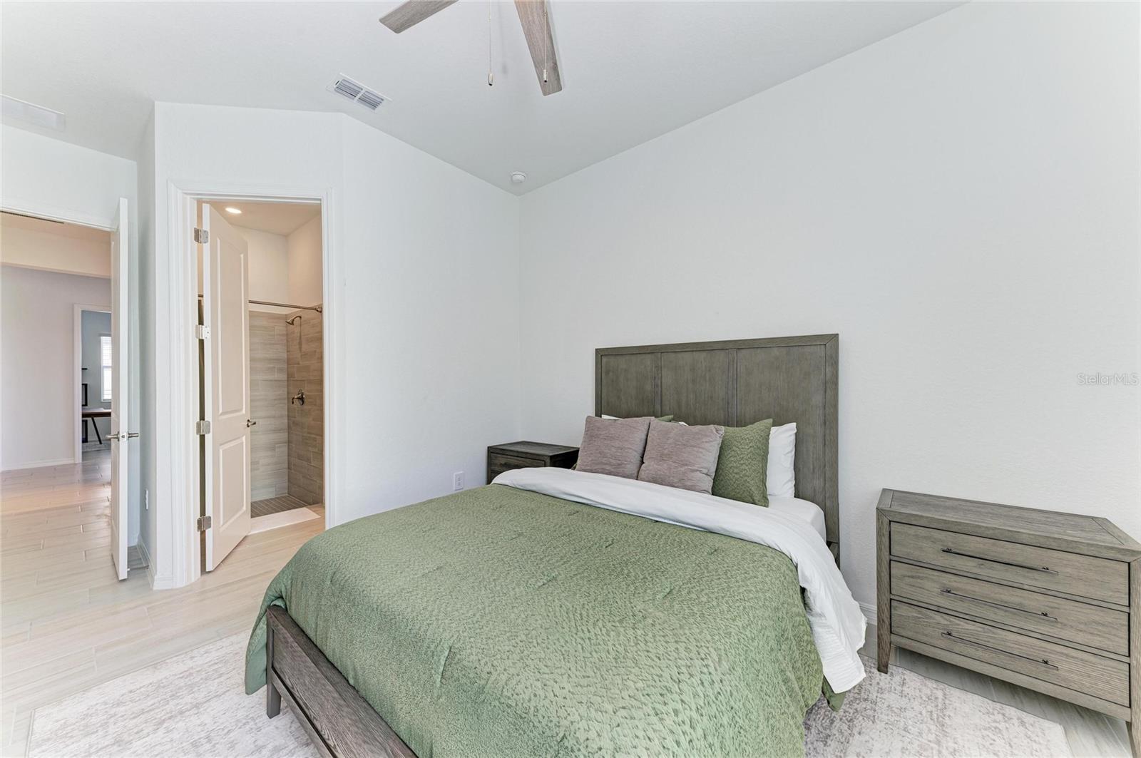 Image 35 of 66 For 5624 Lightning Whelk