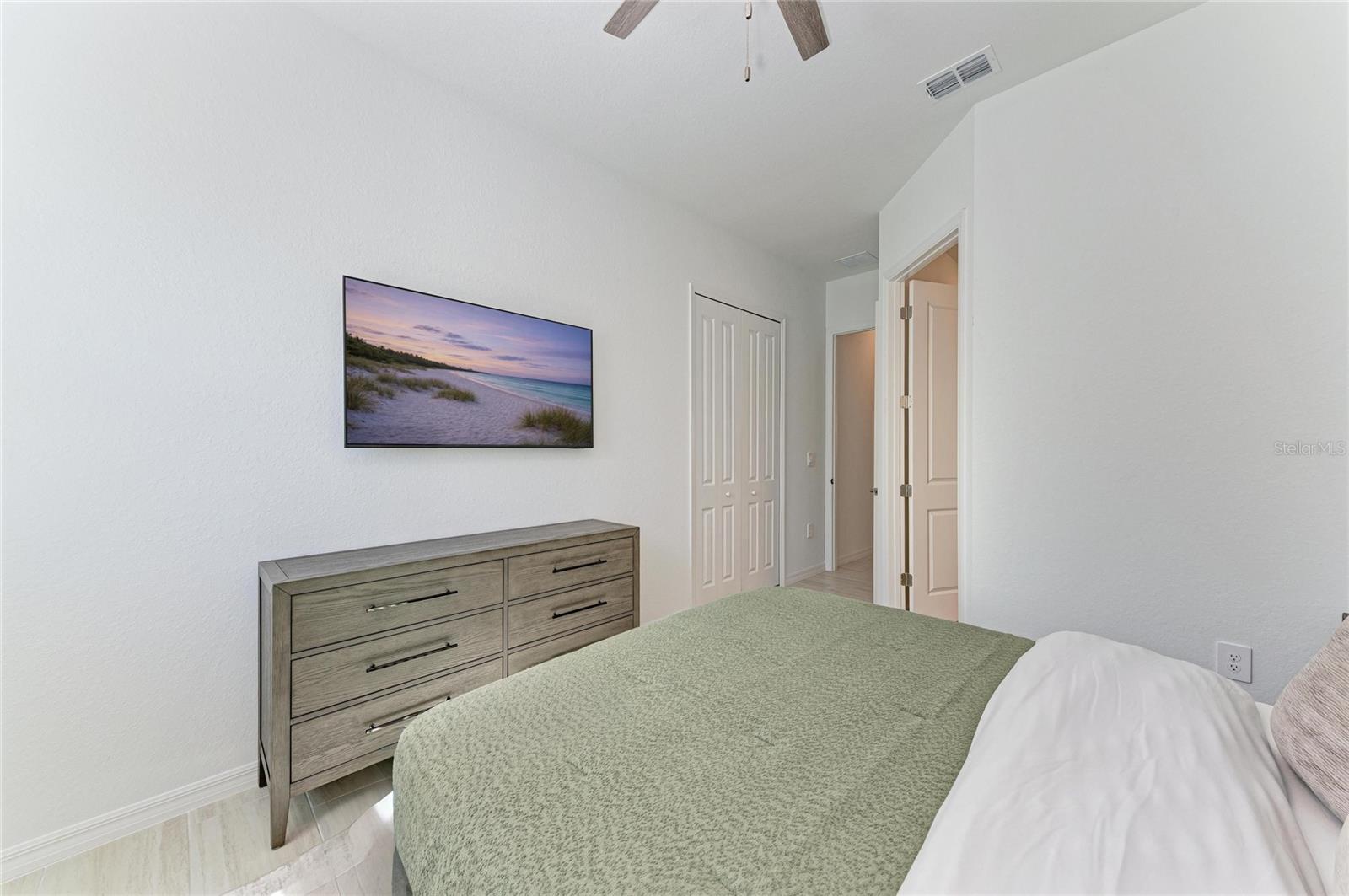 Image 36 of 66 For 5624 Lightning Whelk