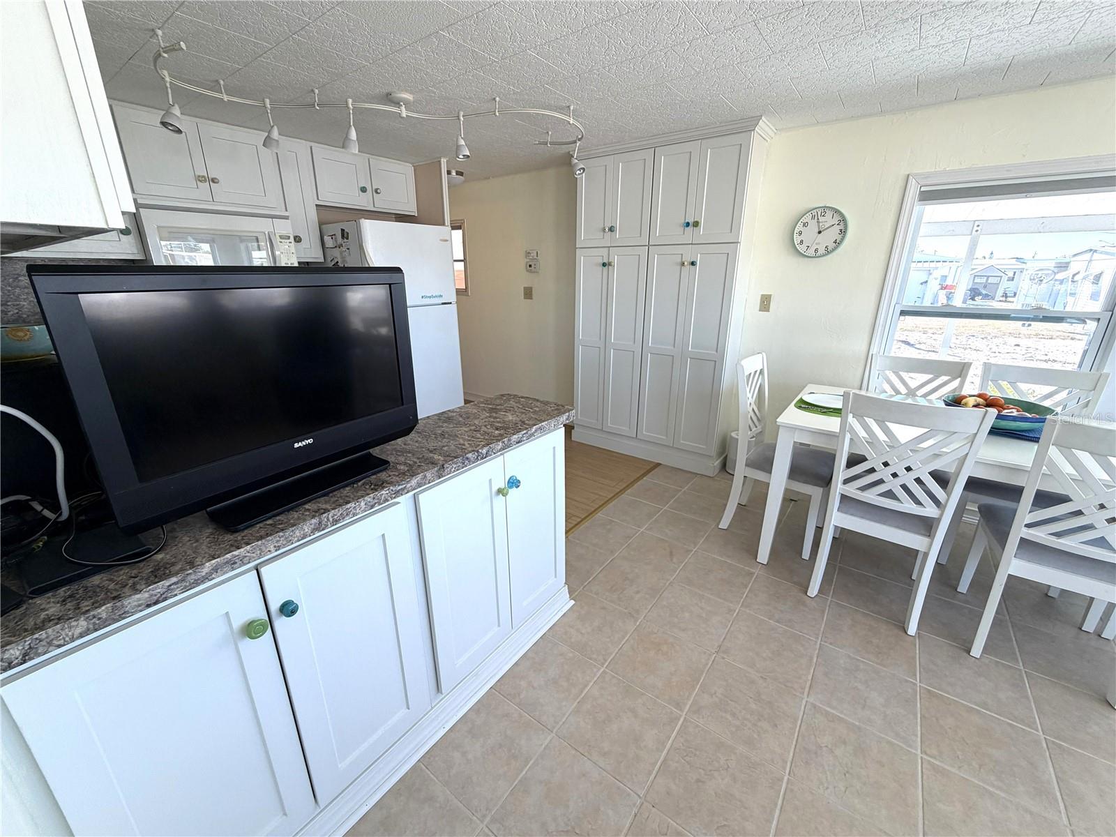 Image 14 of 79 For 1862 Palm Springs Street