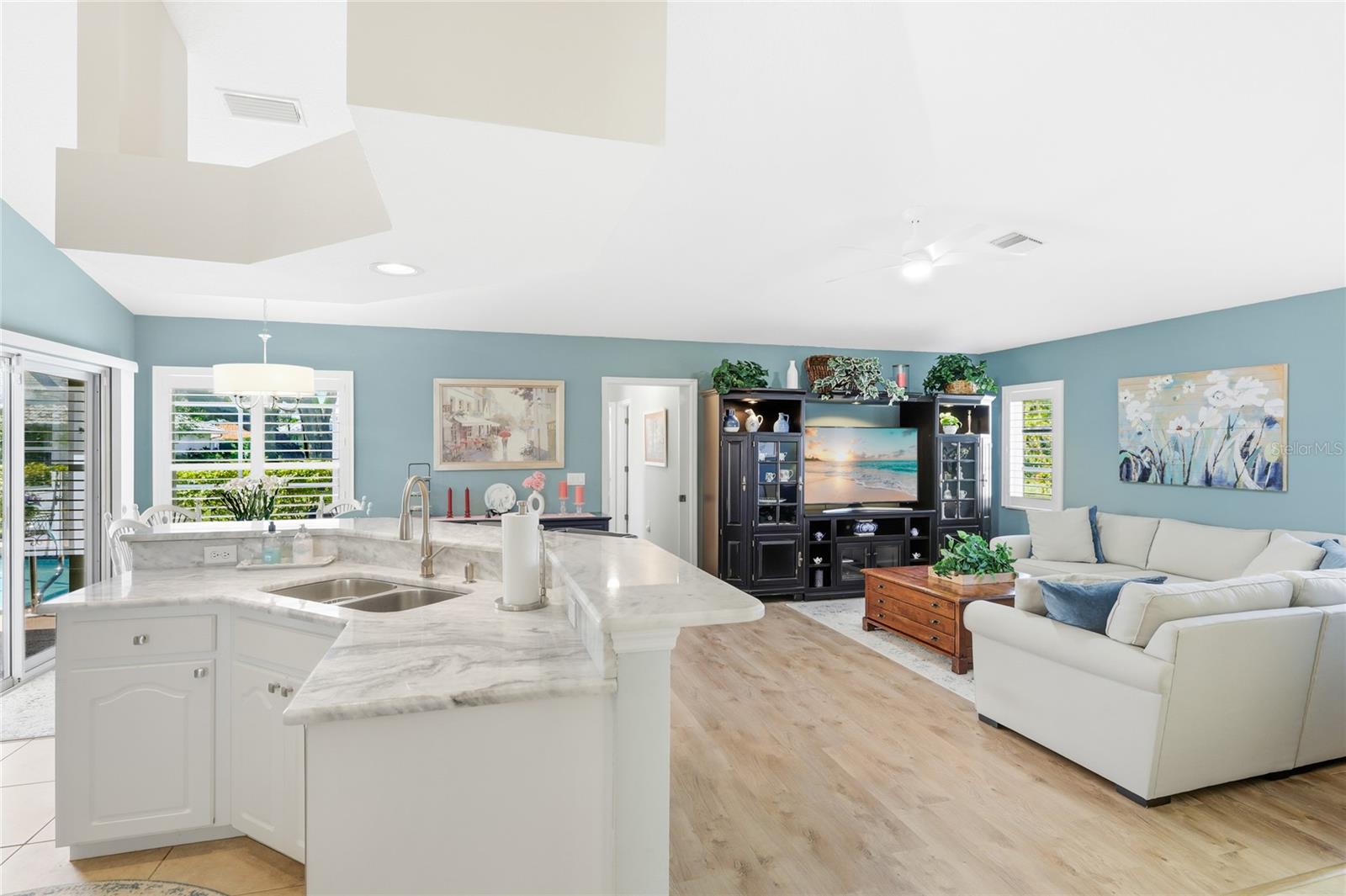 Image 10 of 48 For 373 Roseling Circle