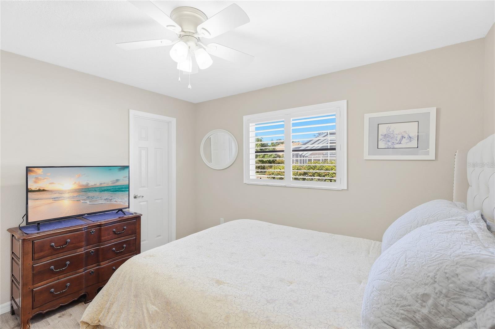 Image 24 of 48 For 373 Roseling Circle