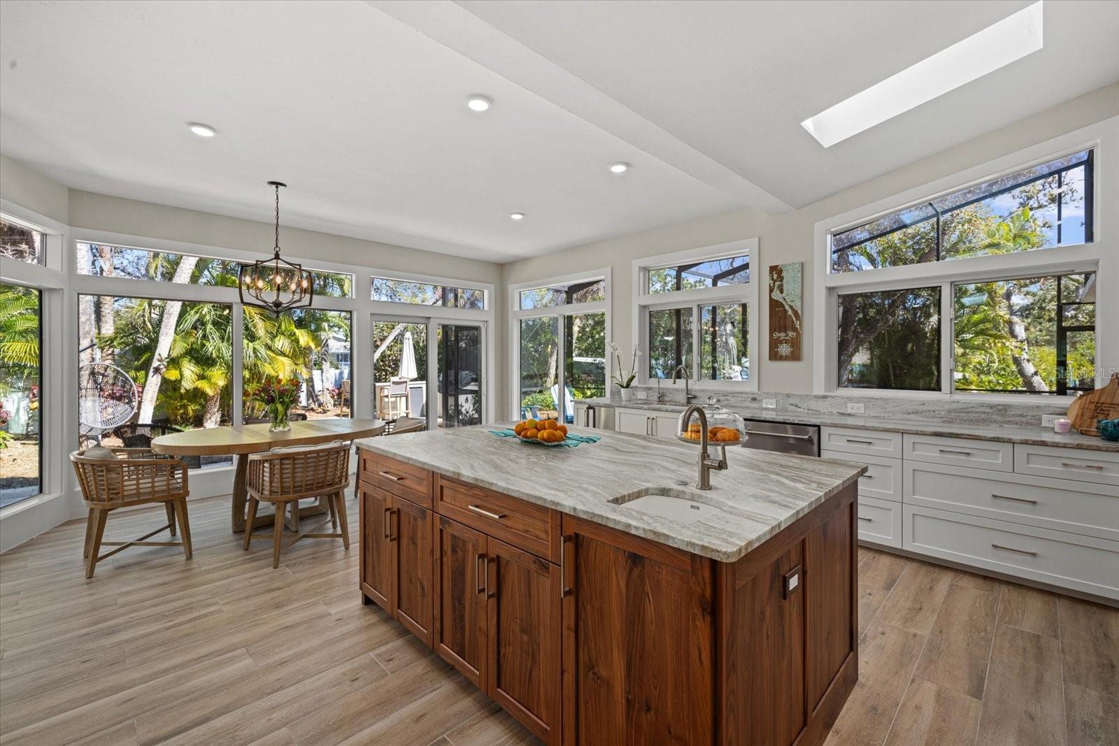 Listing photo id 15 for 5045 Oxford Drive