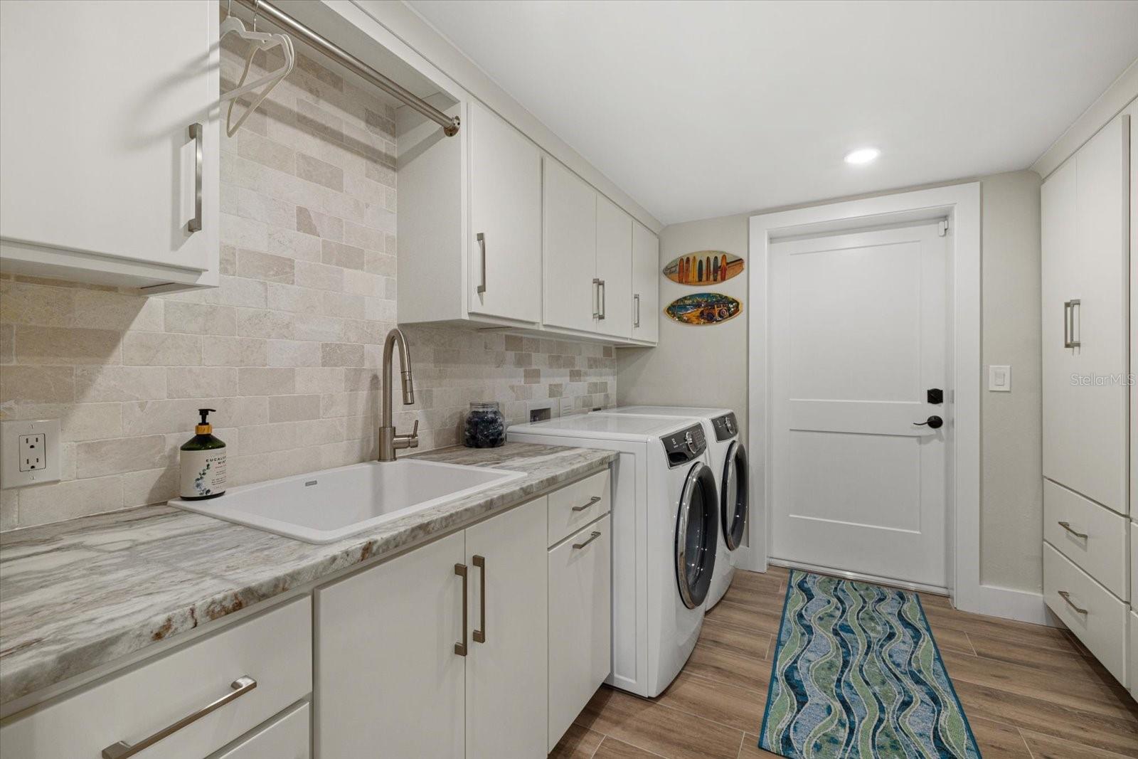 Listing photo id 34 for 5045 Oxford Drive