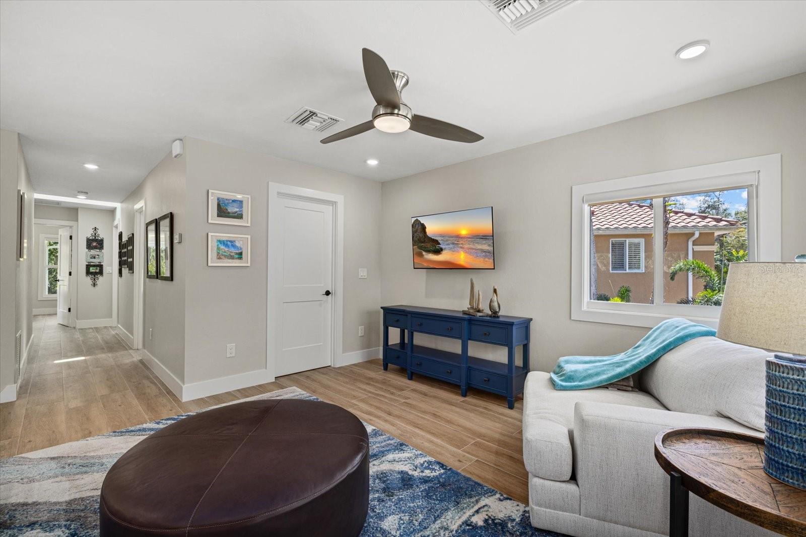 Listing photo id 37 for 5045 Oxford Drive