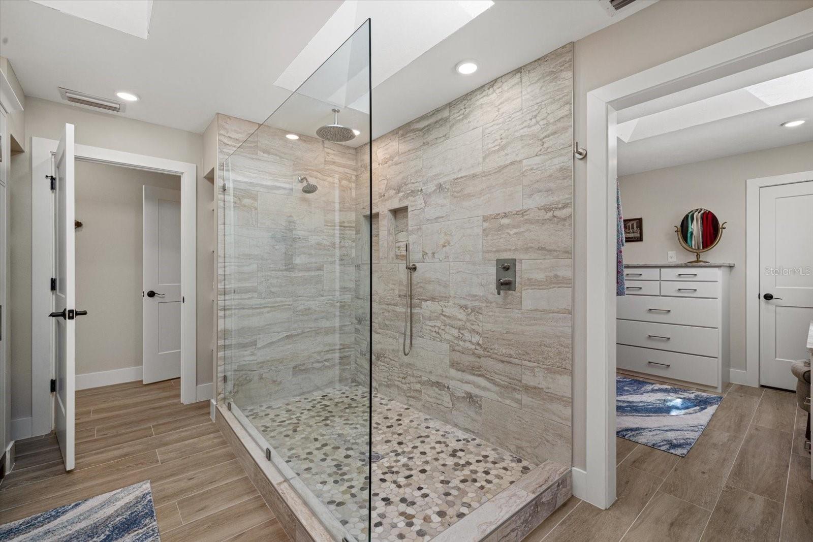 Listing photo id 43 for 5045 Oxford Drive