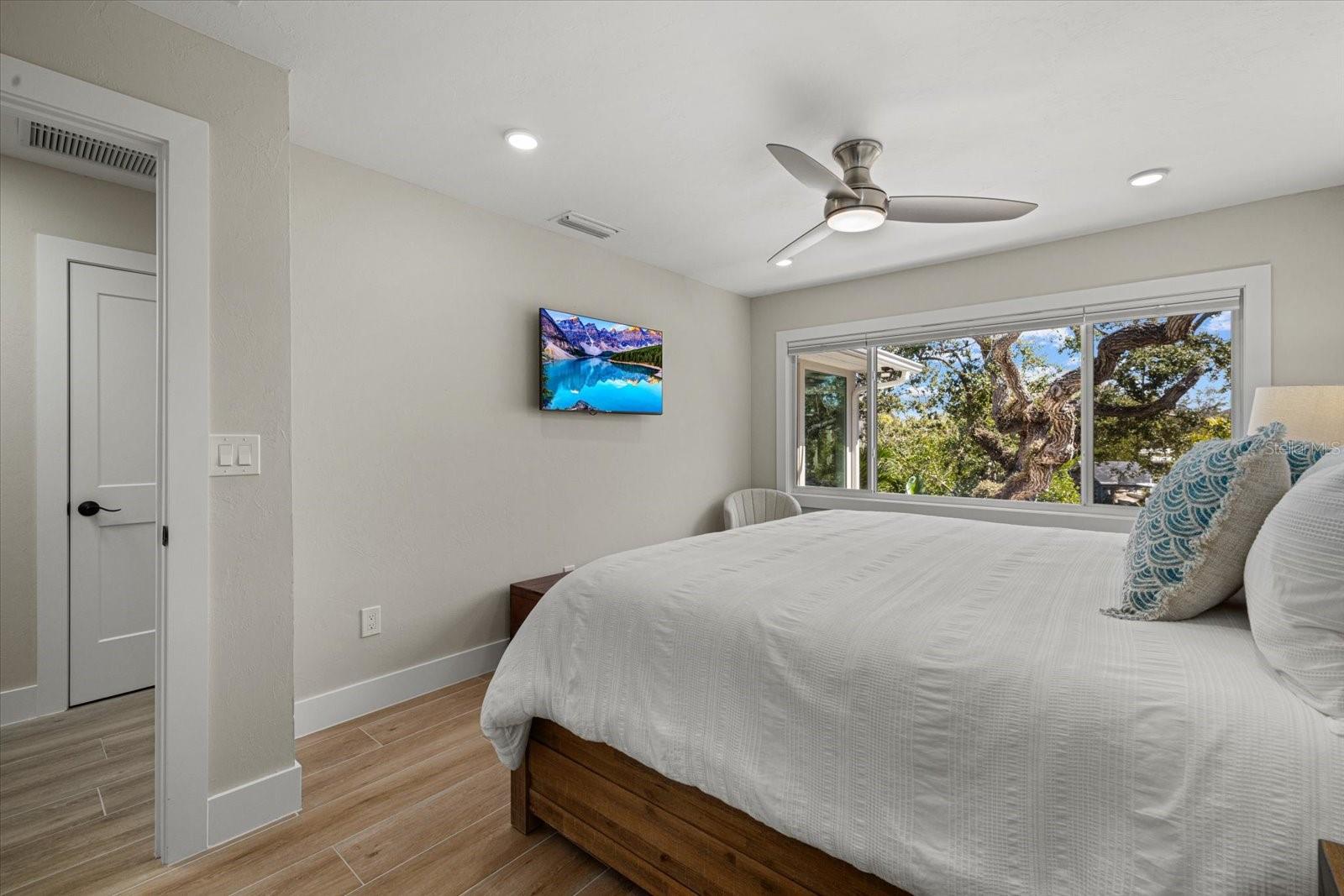 Listing photo id 47 for 5045 Oxford Drive