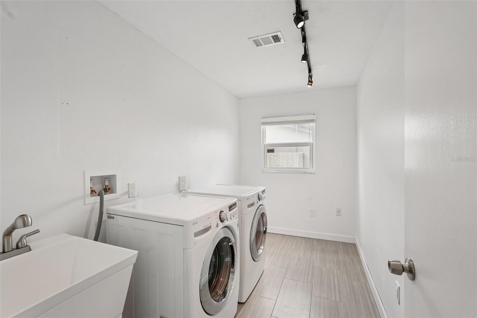 Image 18 of 21 For 5385 Dominica Circle