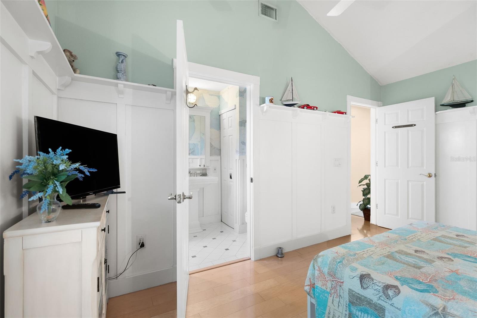 Image 18 of 69 For 4329 14th Street Circle