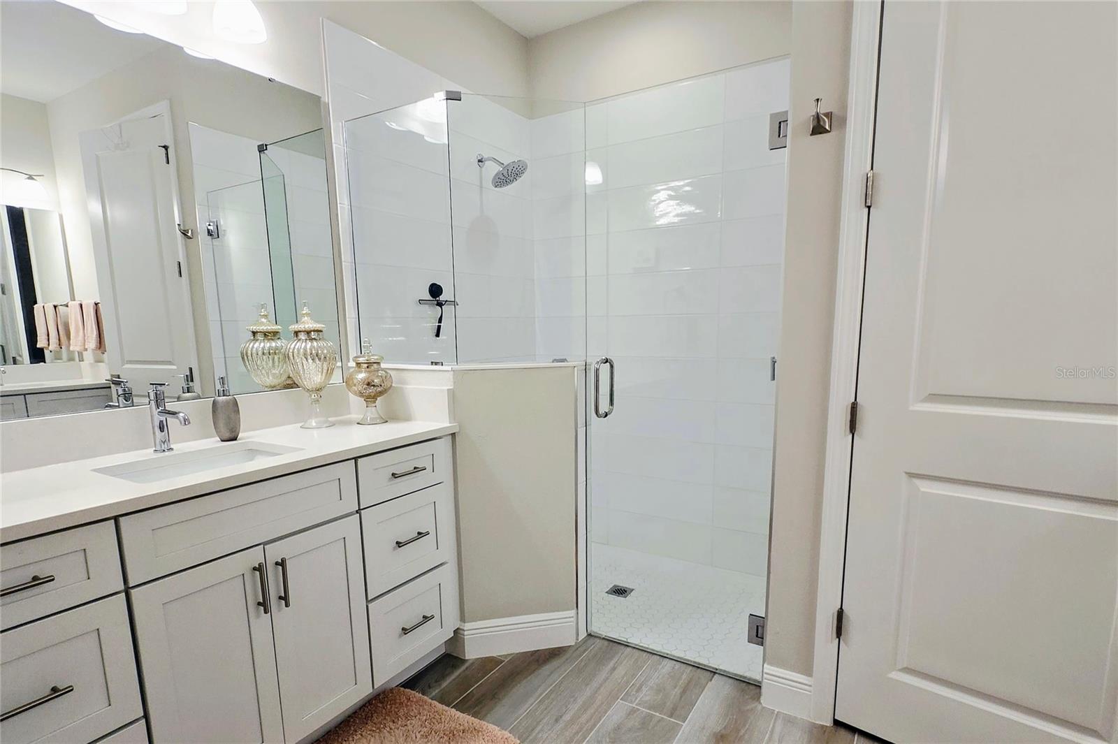 Listing photo id 11 for 235 Okeeffe Circle