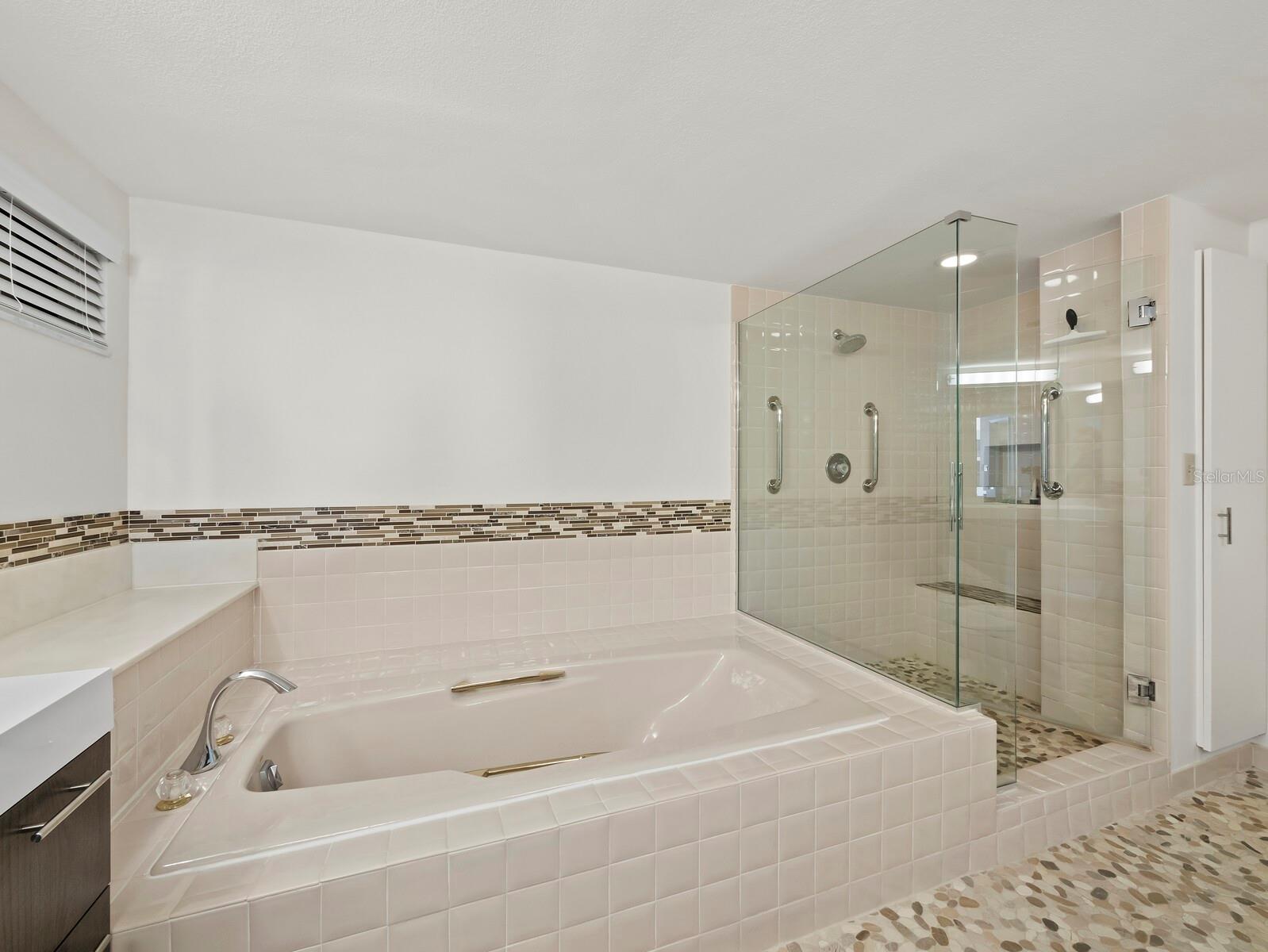 Image 26 of 55 For 2110 Harbourside Drive 547