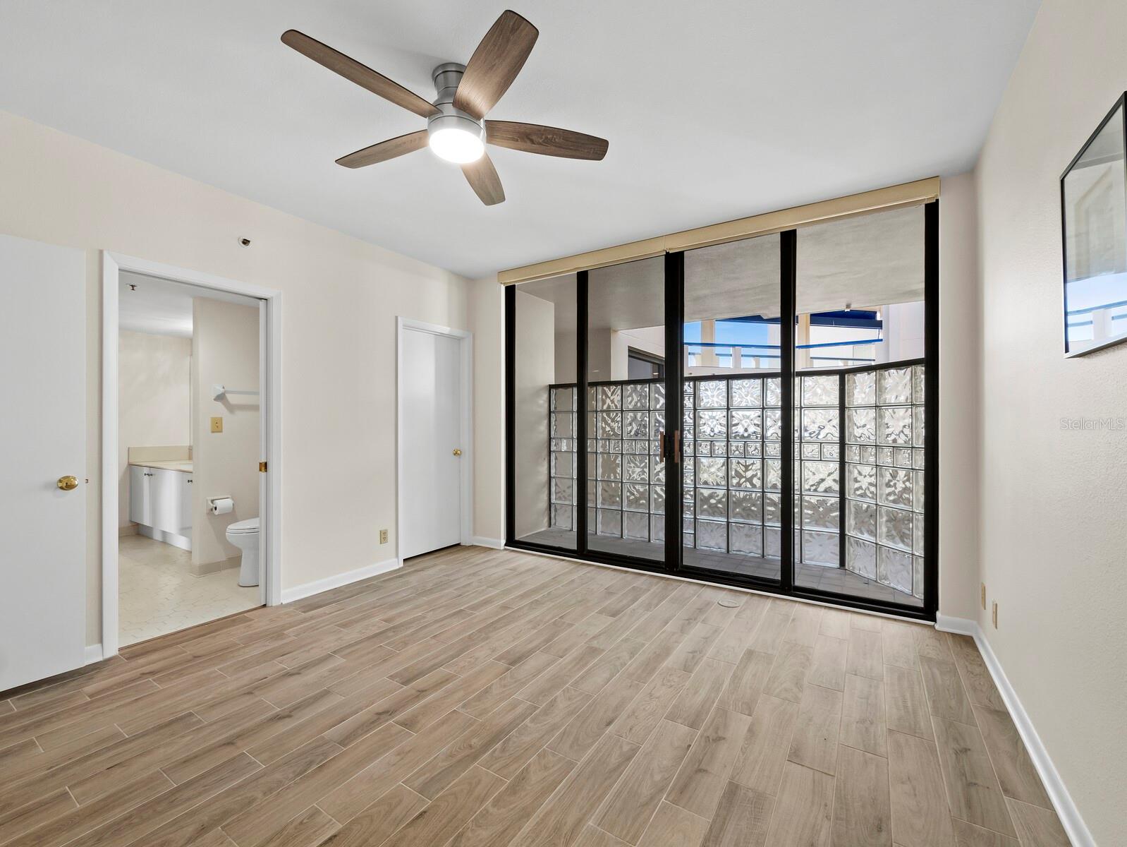 Image 28 of 55 For 2110 Harbourside Drive 547