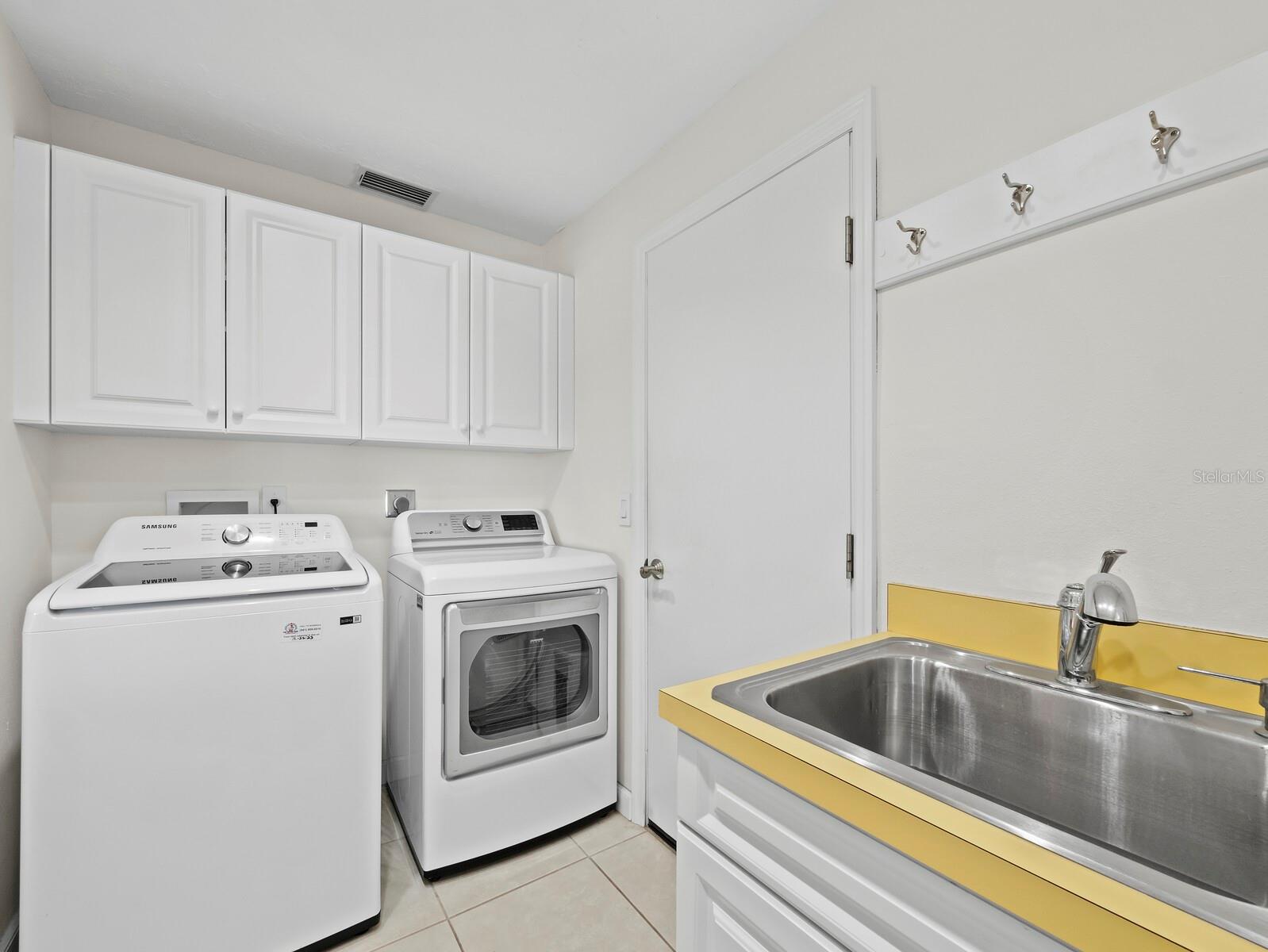 Image 36 of 46 For 5970 Emerald Harbor Drive