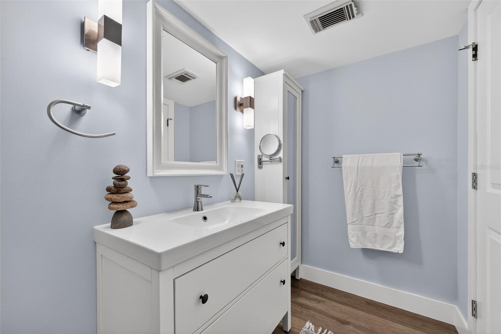 Image 24 of 42 For 3805 Bay Drive 201