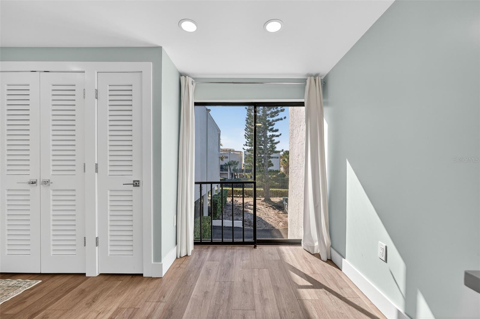 Image 4 of 42 For 3805 Bay Drive 201