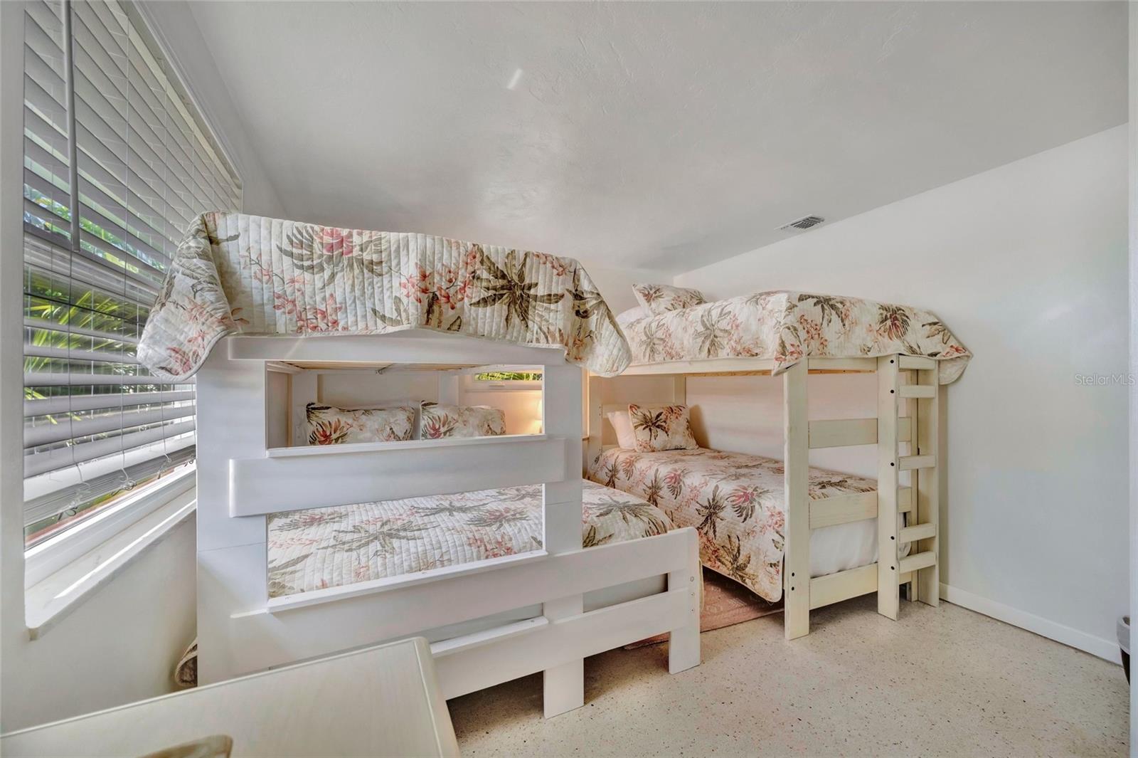 Image 24 of 35 For 6426 Colonial Drive