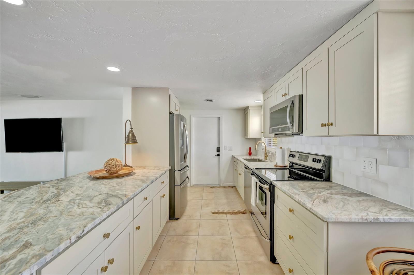 Image 5 of 35 For 6426 Colonial Drive