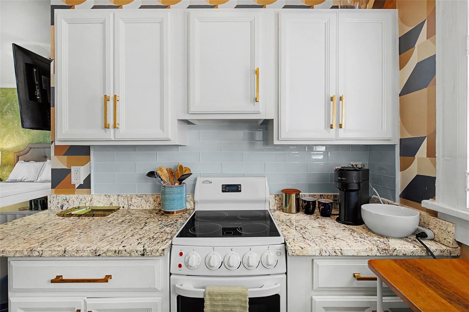 Listing photo id 8 for 210 17th Street W 21