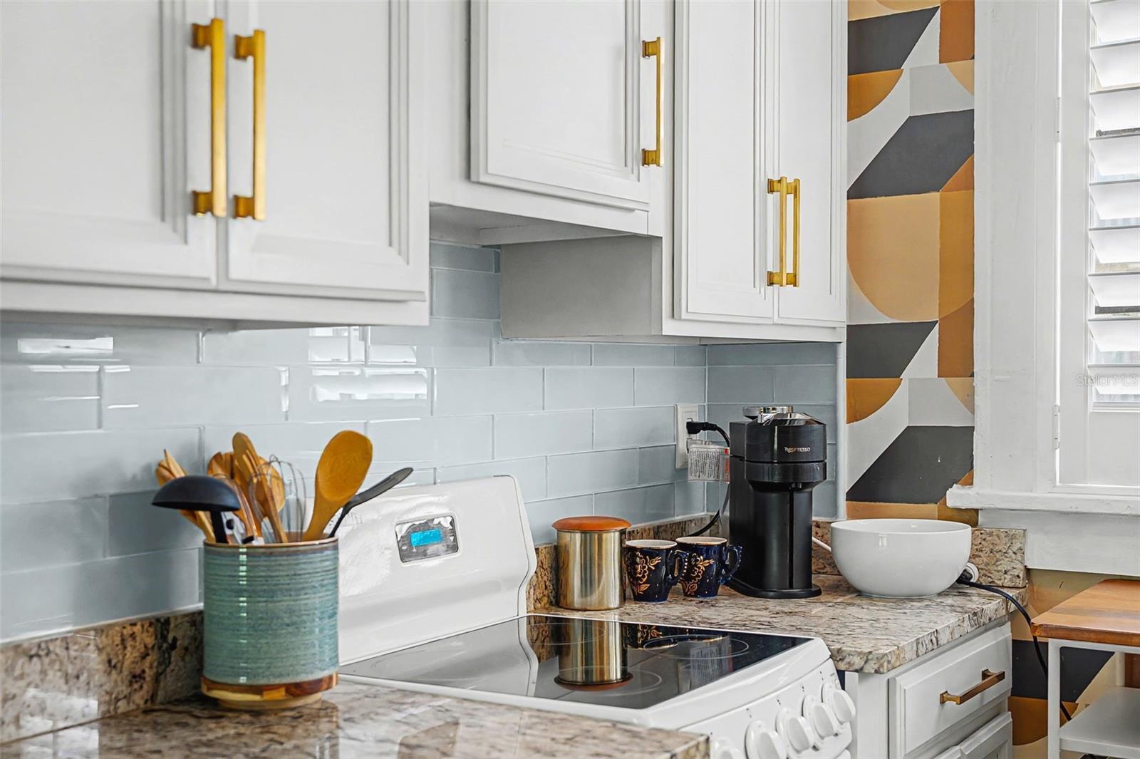 Listing photo id 9 for 210 17th Street W 21