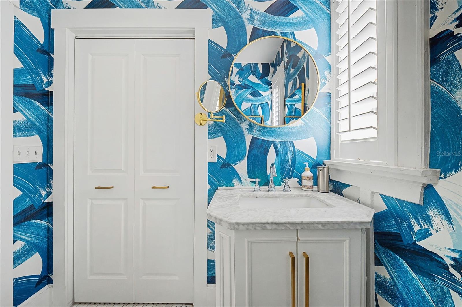 Listing photo id 12 for 210 17th Street W 21