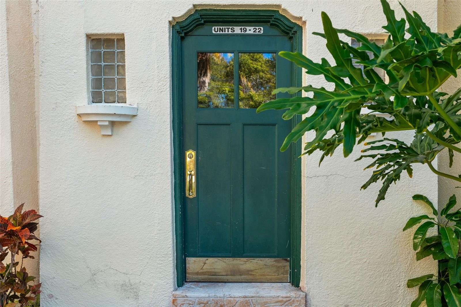 Listing photo id 0 for 210 17th Street W 21