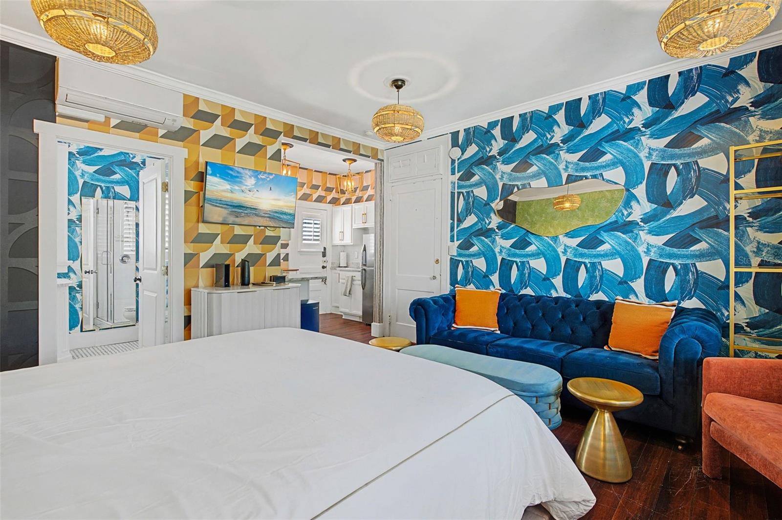 Listing photo id 4 for 210 17th Street W 21