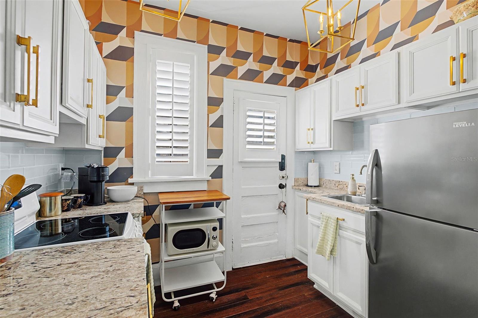 Listing photo id 6 for 210 17th Street W 21