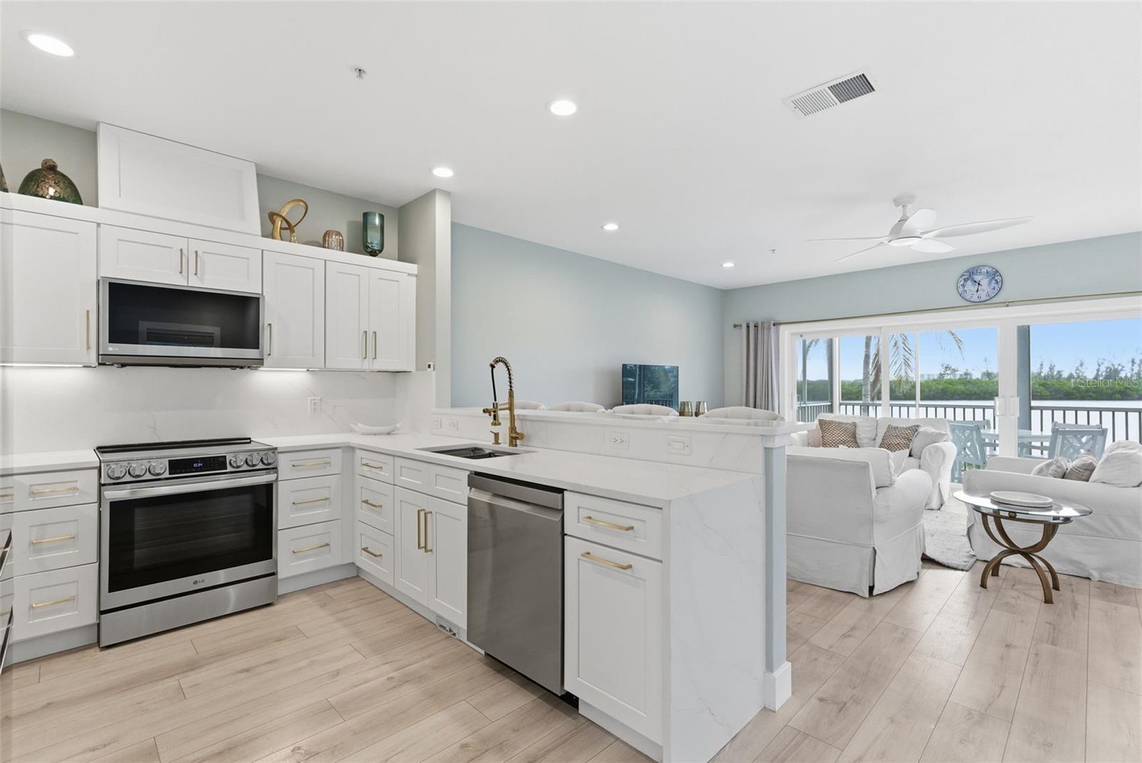 Image 11 of 62 For 9211 Midnight Pass Road 6