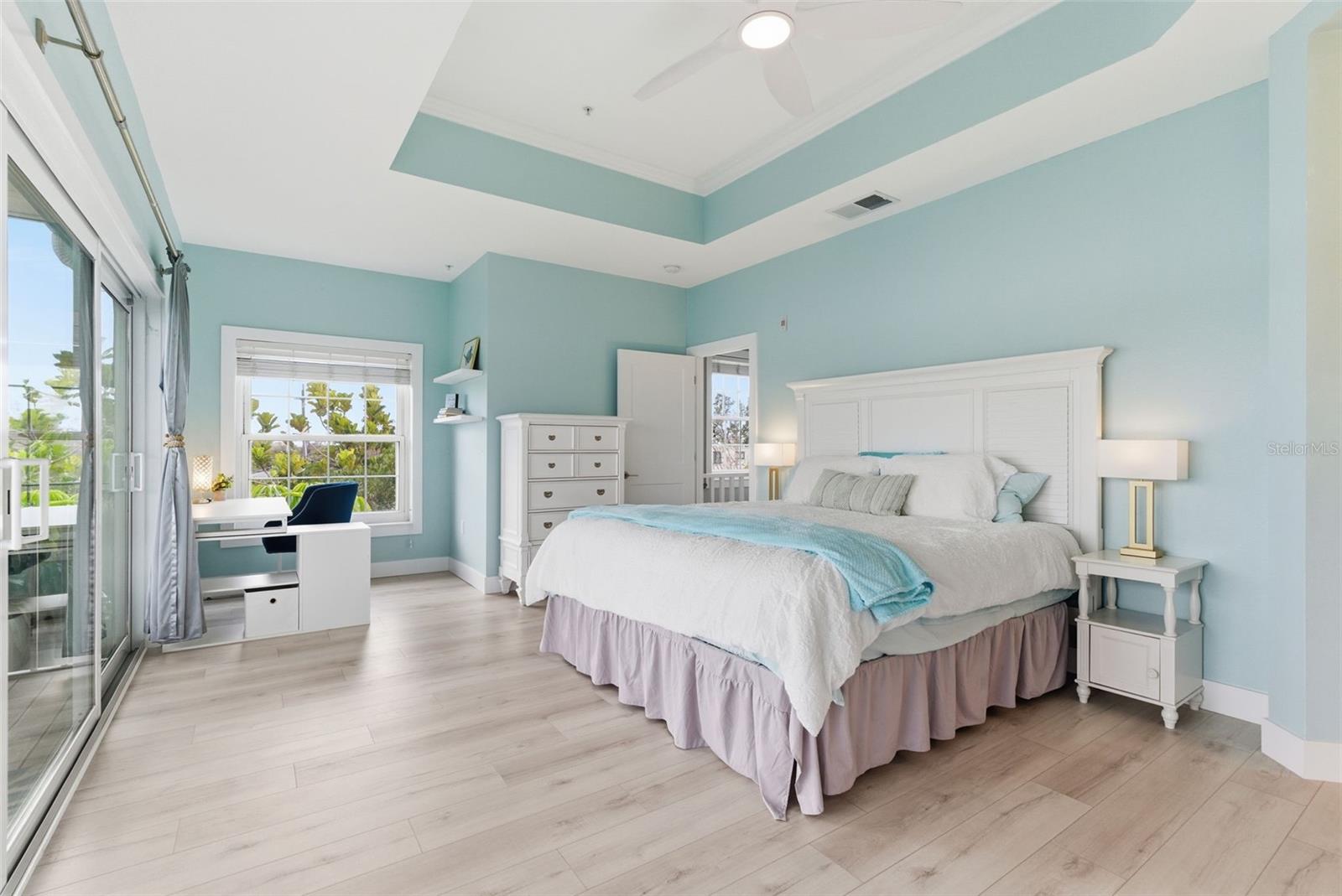 Image 24 of 62 For 9211 Midnight Pass Road 6