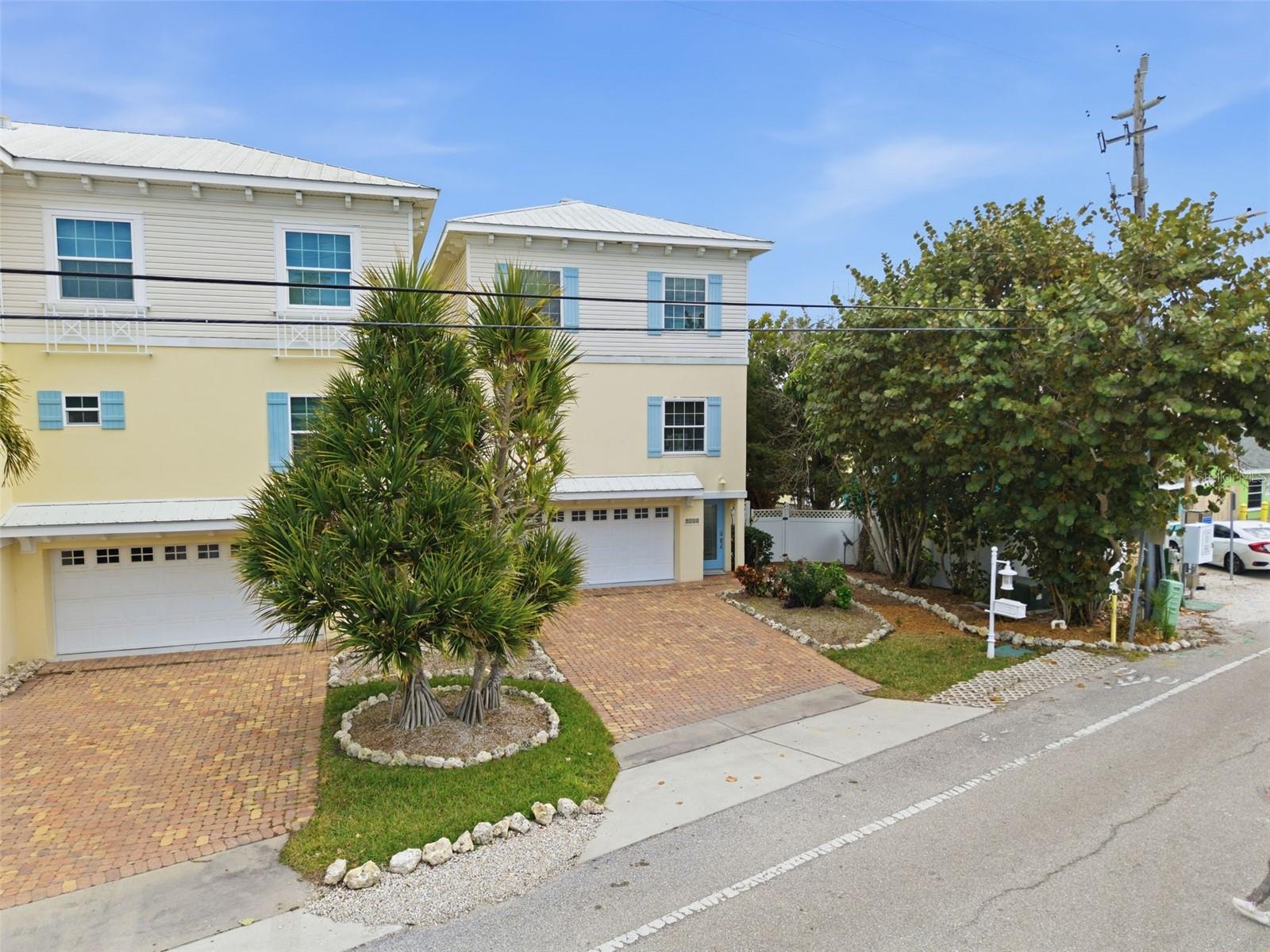 Image 33 of 62 For 9211 Midnight Pass Road 6