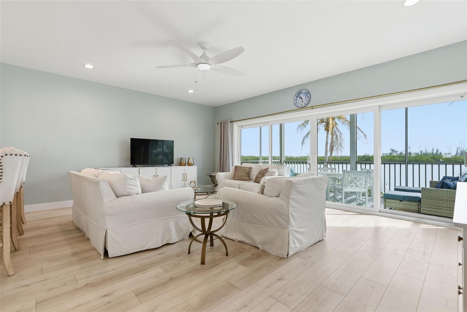 Image 4 of 62 For 9211 Midnight Pass Road 6