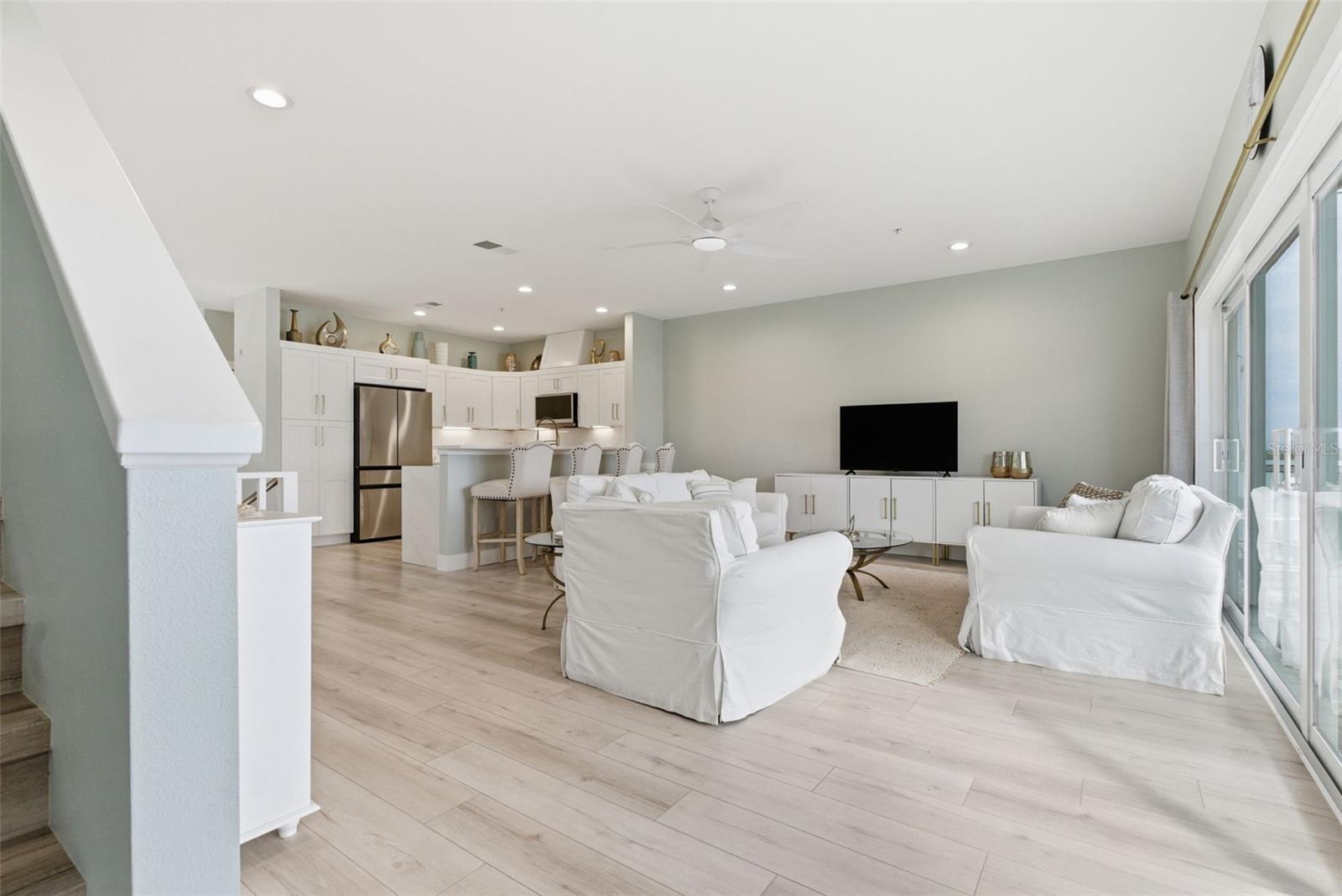 Image 6 of 62 For 9211 Midnight Pass Road 6