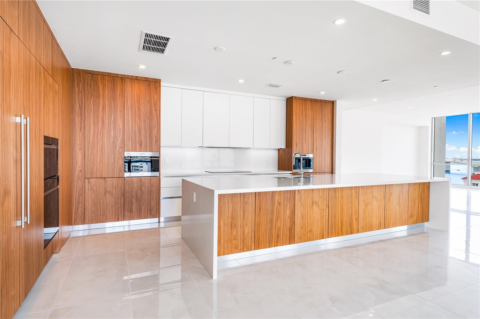 Image 13 of 67 For 111 Golden Gate Point 701ph