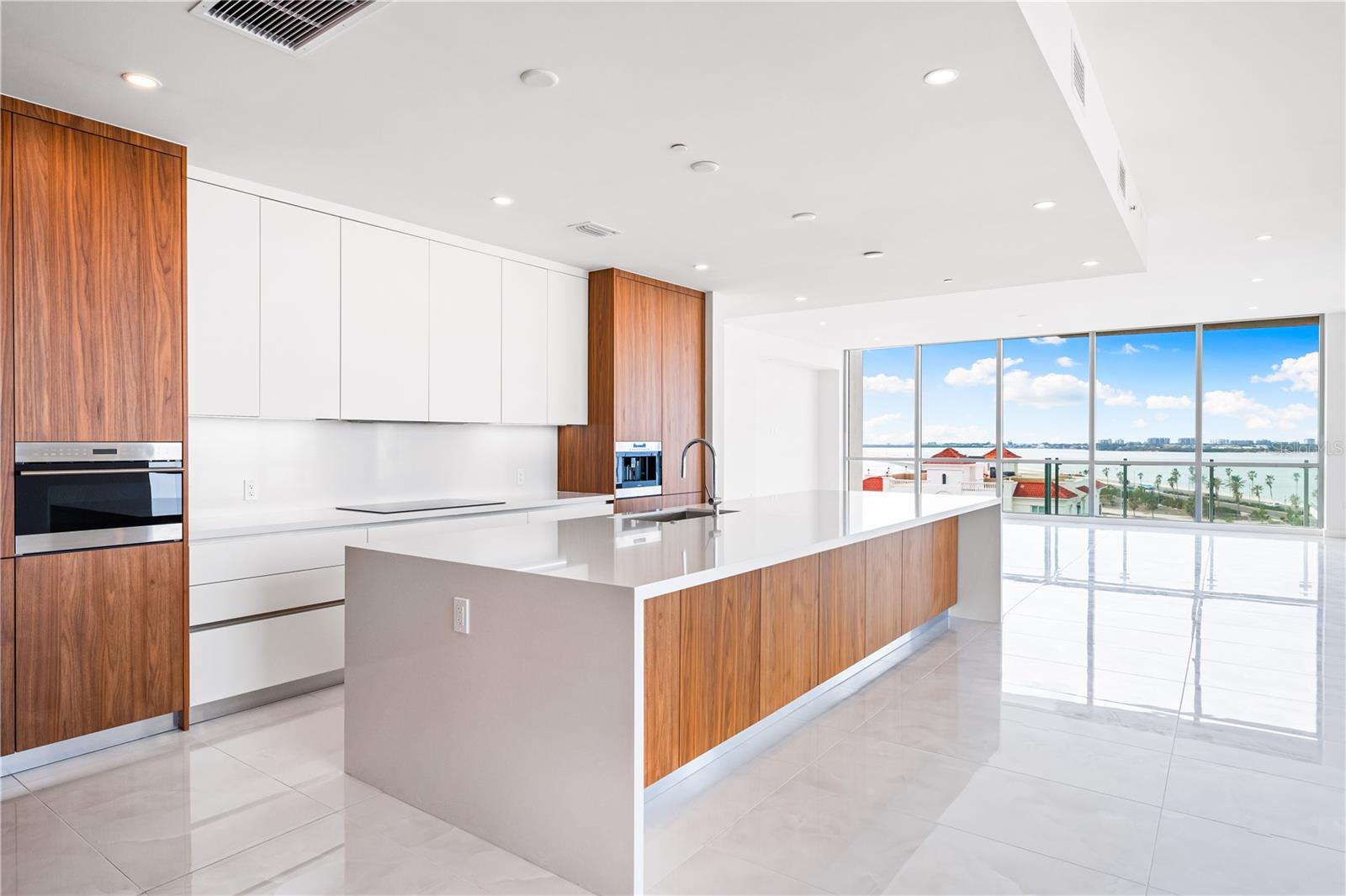 Image 15 of 67 For 111 Golden Gate Point 701ph