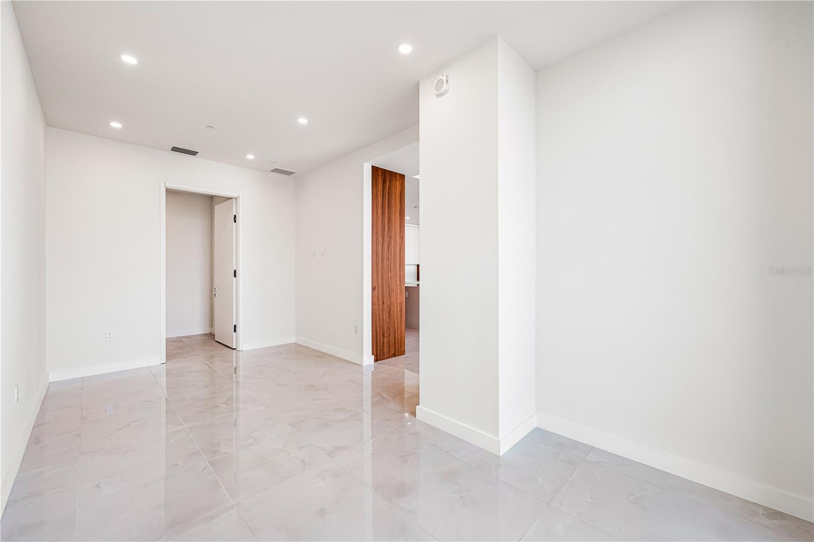 Image 19 of 67 For 111 Golden Gate Point 701ph