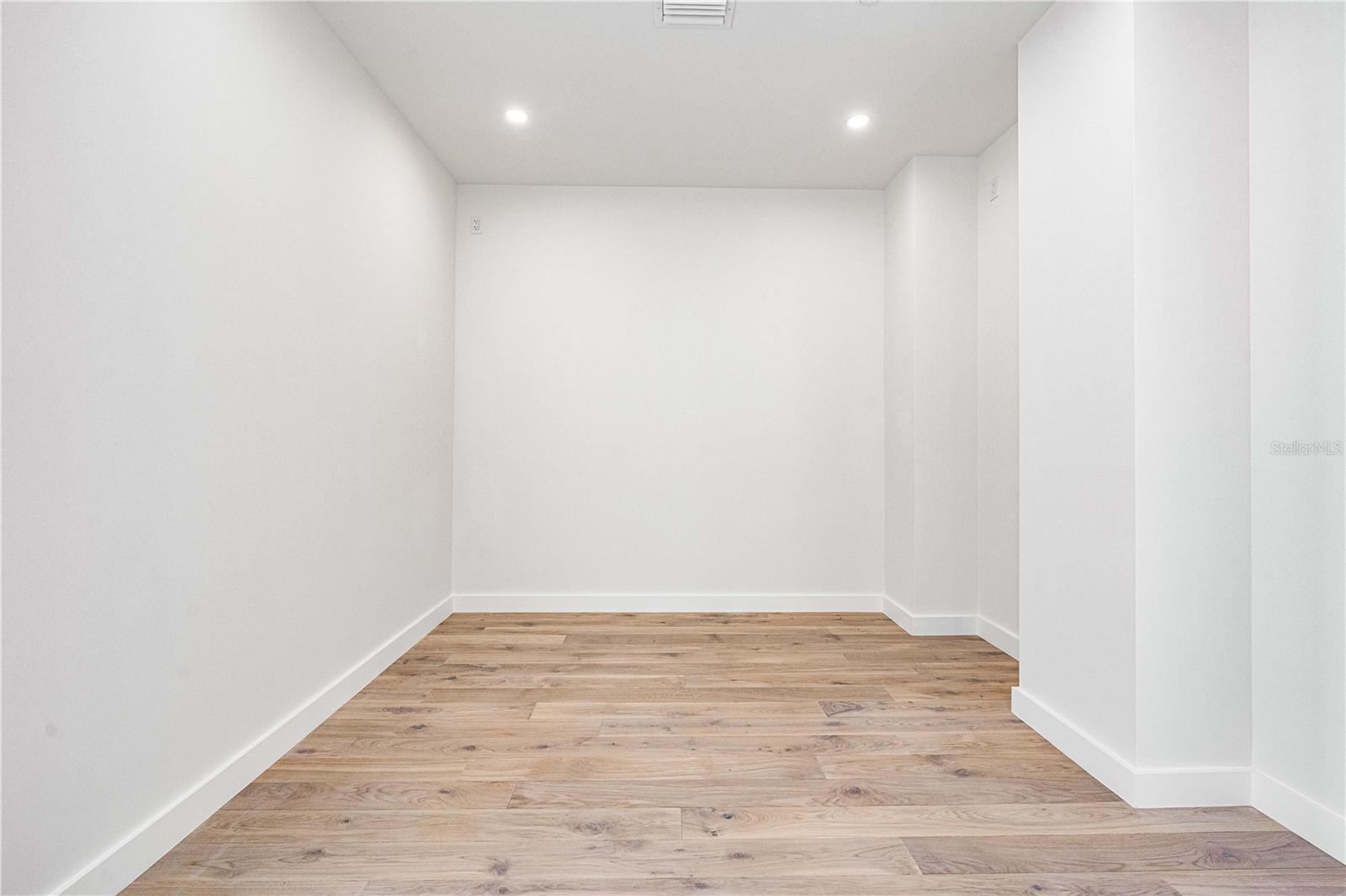 Image 23 of 67 For 111 Golden Gate Point 701ph