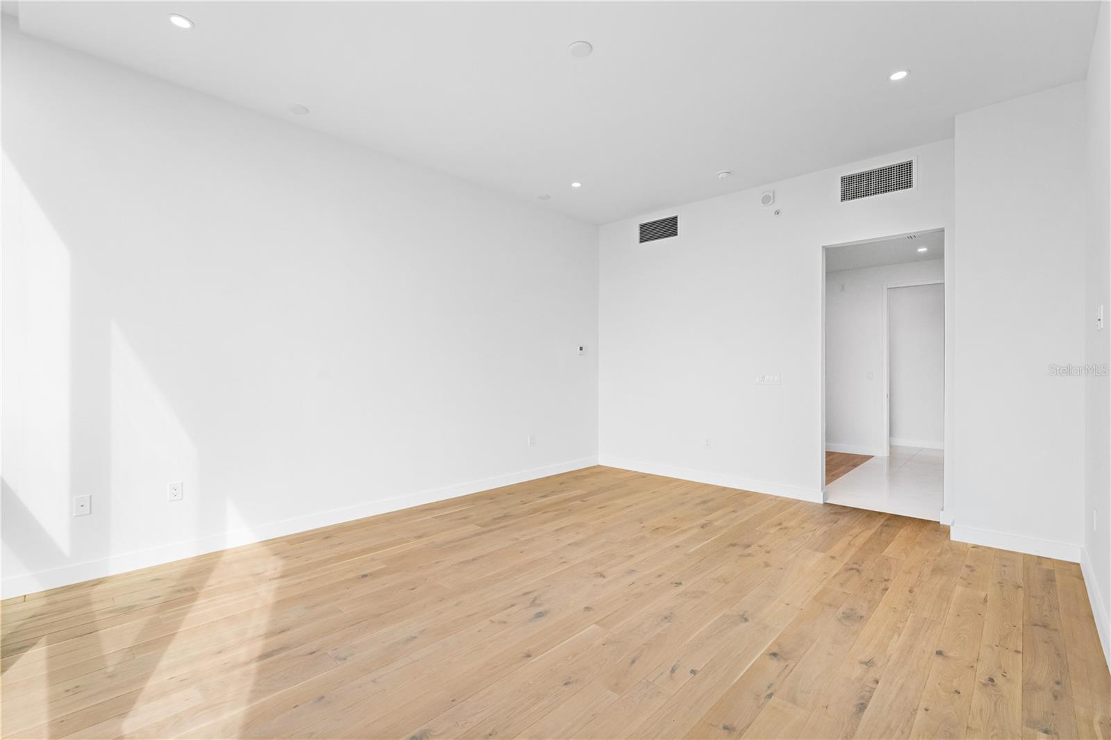 Image 27 of 67 For 111 Golden Gate Point 701ph