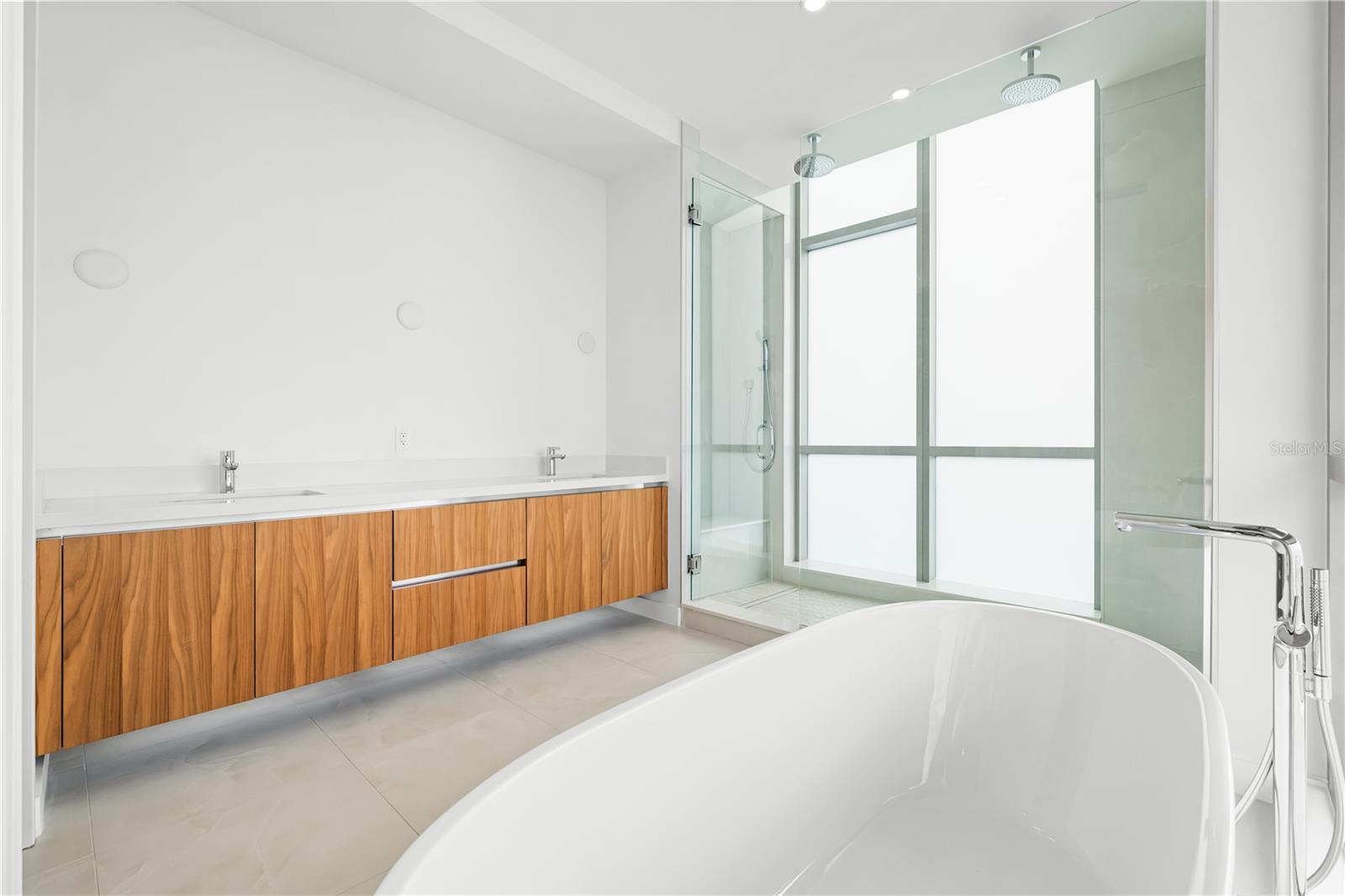 Image 28 of 67 For 111 Golden Gate Point 701ph